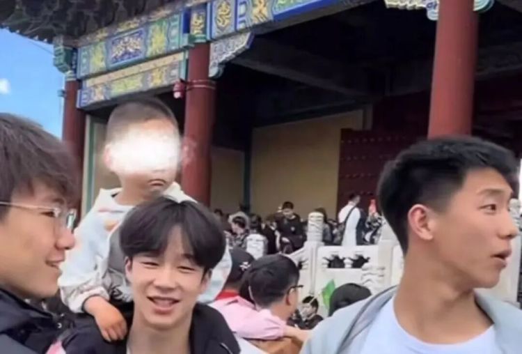 “把小男孩扛在肩膀找人”的东北小哥哥，找到了