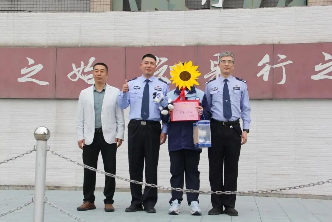 少年慧眼识“毒”，民警：上学校表扬你！