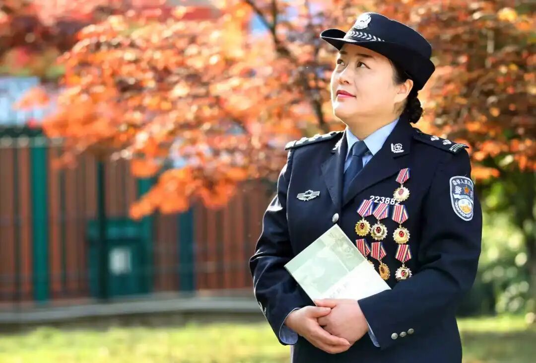 因她16年前的一次旅行，大山女孩穿上了警服……