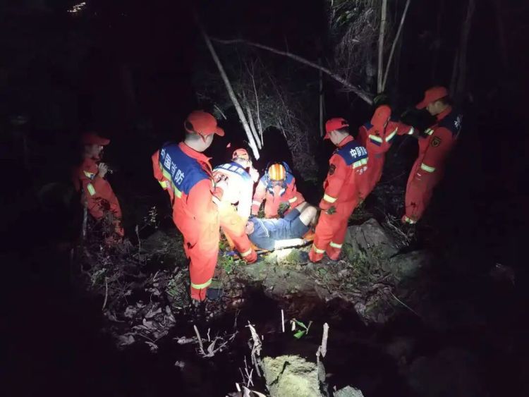 深圳知名景区突发！一男子登山摔伤被困