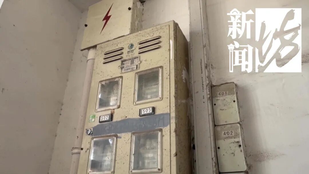 楼上70多岁老伯凌晨3点爬进自己家，已经不是第一次…男子崩溃报警，住不下去了