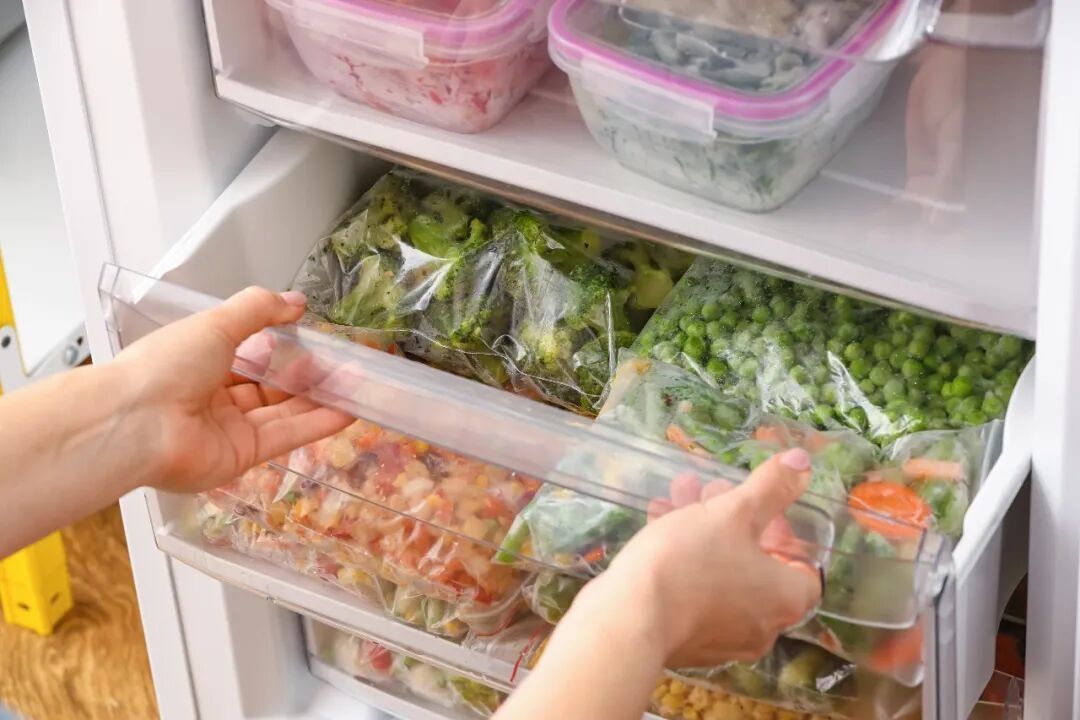 冰箱“陈年冻肉”舍不得扔，老人险些丧命