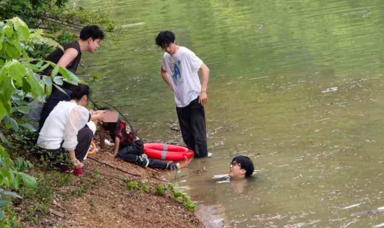 露营时突发！紧急时刻，幸亏这群小年轻出手……