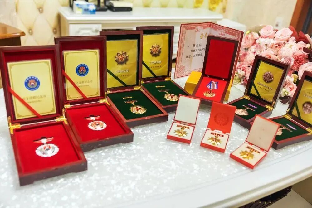 “妈，我挺好的”——把勋章藏了23年，云南戍边民警甘强终于瞒不住了