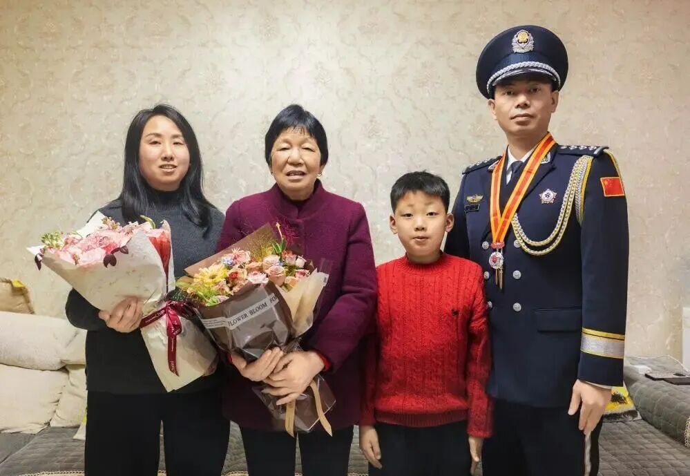 “妈，我挺好的”——把勋章藏了23年，云南戍边民警甘强终于瞒不住了
