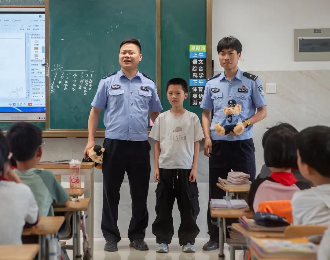 一场特殊的“科普课”小学生救助国家保护动物获民警点赞