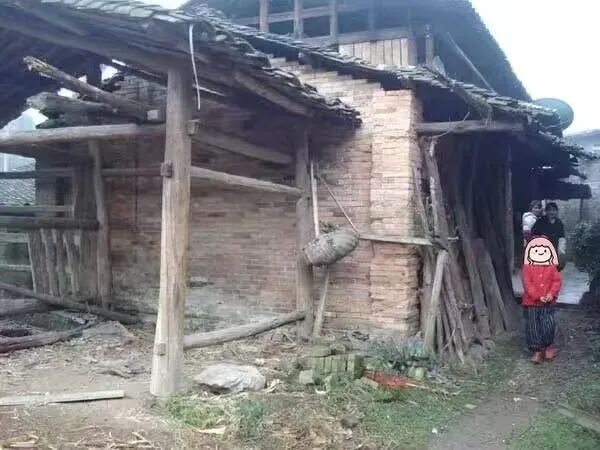 因她16年前的一次旅行，大山女孩穿上了警服……