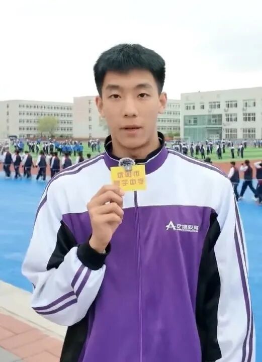 “把小男孩扛在肩膀找人”的东北小哥哥，找到了