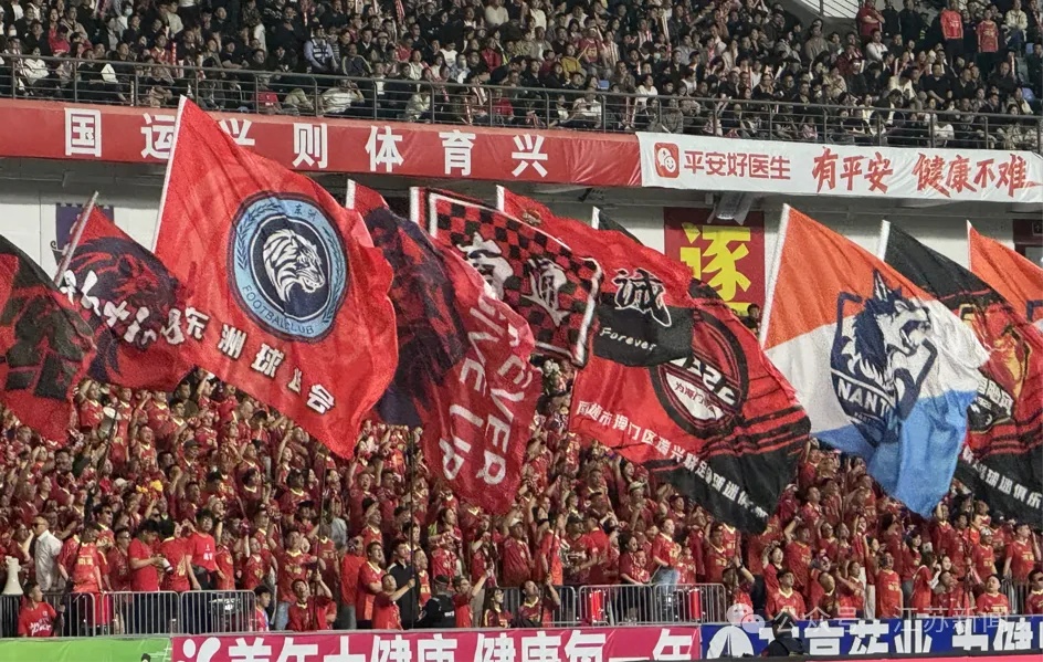 俩“南”相遇,进球“南”上加难! 俩“南”相遇,进球“南”上加难!
