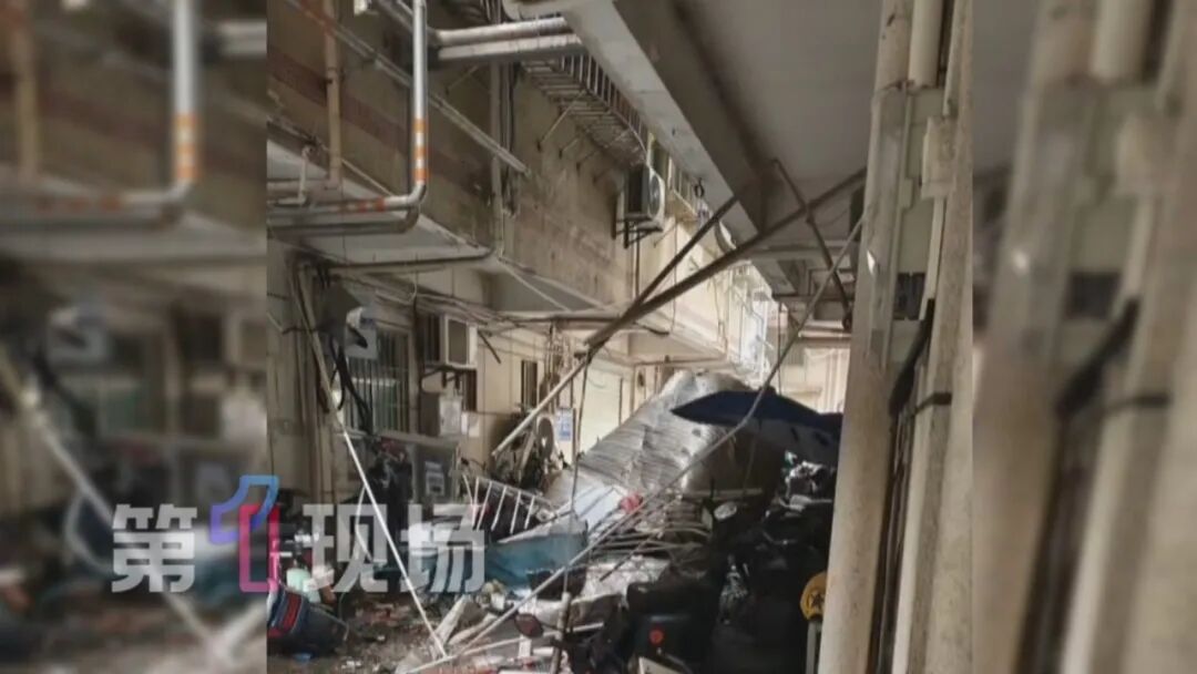 居民楼传出巨响！深夜大水箱突然从楼顶掉下…所幸无人员伤亡！