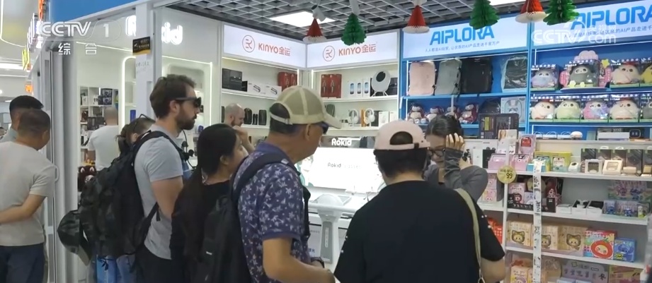 叠手机、智能眼镜、潮玩……中国品牌何以“多点开花”火遍海内外？