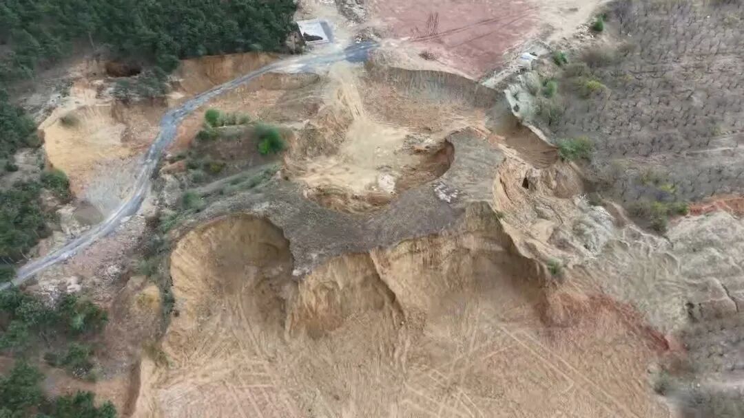 水源保护区附近，20万吨钢渣随意堆？人民日报记者暗访调查