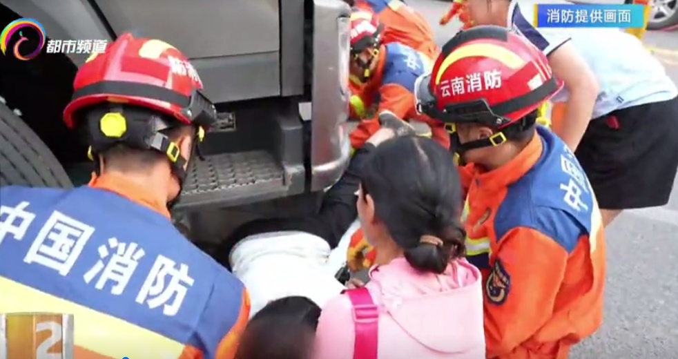 揪心！货车右转酿祸，女子连人带车卡底盘