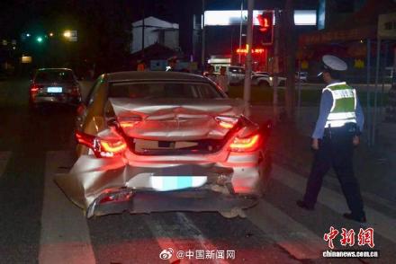 酒驾丈夫追尾醉驾妻子 双双被罚