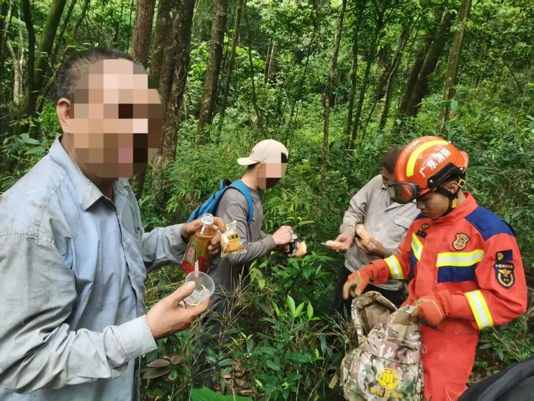 高度近视的父亲遗失眼镜，父子被困山上！头顶一束光锁定了他们→