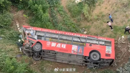 广西梧州发生一起交通事故造成公交车坠翻 车上6人送医治疗