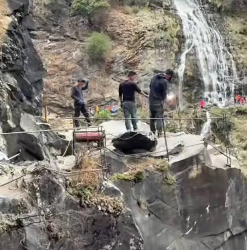 “李现同款”虎跳峡网红徒步路线加装护栏引热议