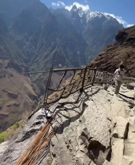 “李现同款”虎跳峡网红徒步路线加装护栏引热议