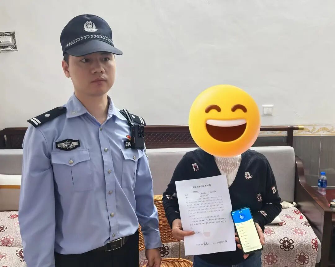 骗子刚得到银行卡密码，民警和女儿冲进了屋