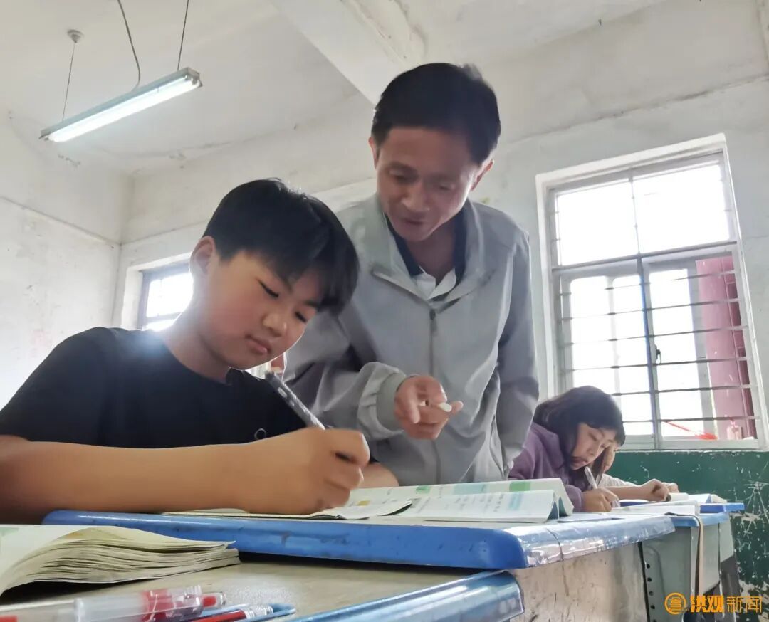 他一件衣服穿了十多年 却为乡村教育捐款十余万元