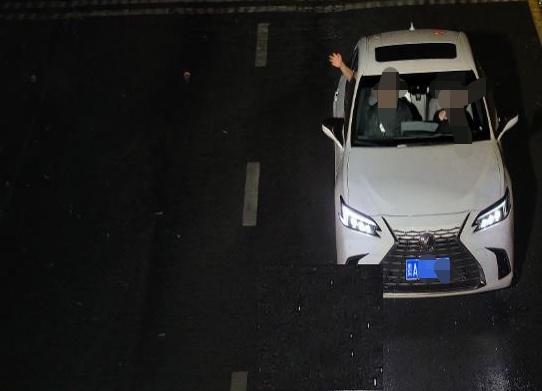 一个带着同学兜风、一个只为出门散心，中学生偷偷无证驾车出门被查！交警发出重要警示