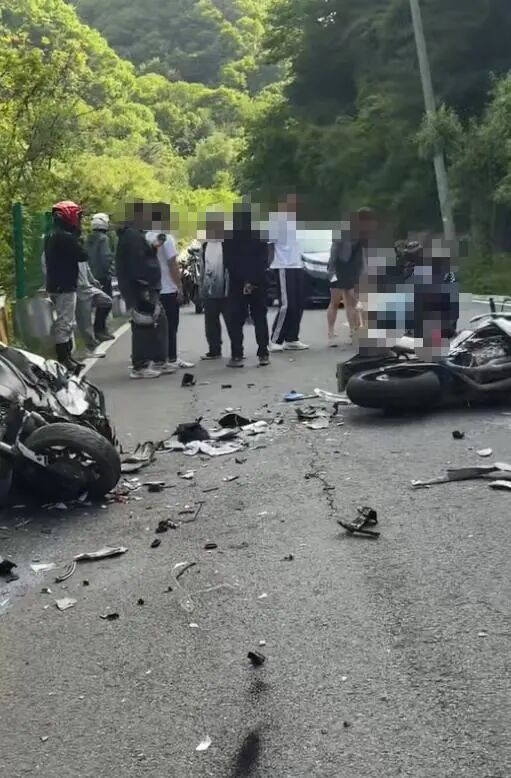 秦岭分水岭上一摩托车国道上逆行,与对向正常行驶车辆相撞致1死1伤,被撞司机不幸身亡 秦岭分水岭上一摩托车国道上逆行,与对向正常行驶车辆相撞致1死1伤,被撞司机不幸身亡