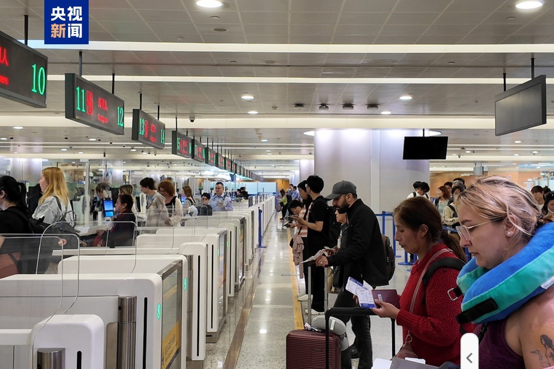 巴西对华免签首日 上海浦东机场口岸迎来首批出境旅客