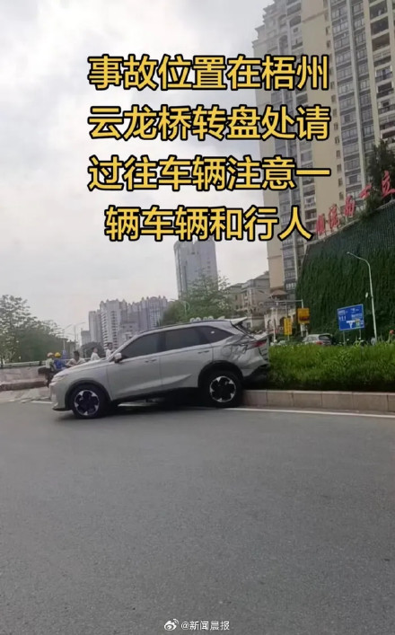 广西梧州发生一起交通事故造成公交车坠翻 车上6人送医治疗