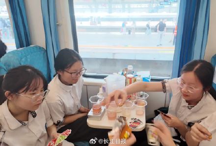 武汉一学校包下整列火车给师生解压
