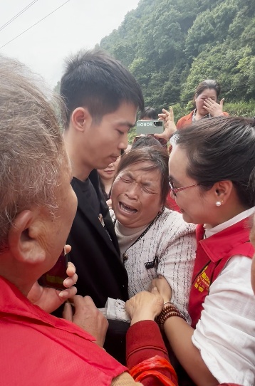 “谢谢你回到我身边！” 失散26年后，贵州男子在母亲节这一天回家了