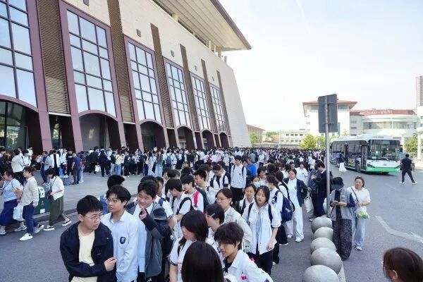 武汉一学校包下整列火车,给1700名师生解压 武汉一学校包下整列火车,给1700名师生解压