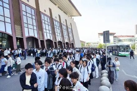 武汉一学校包下整列火车给师生解压