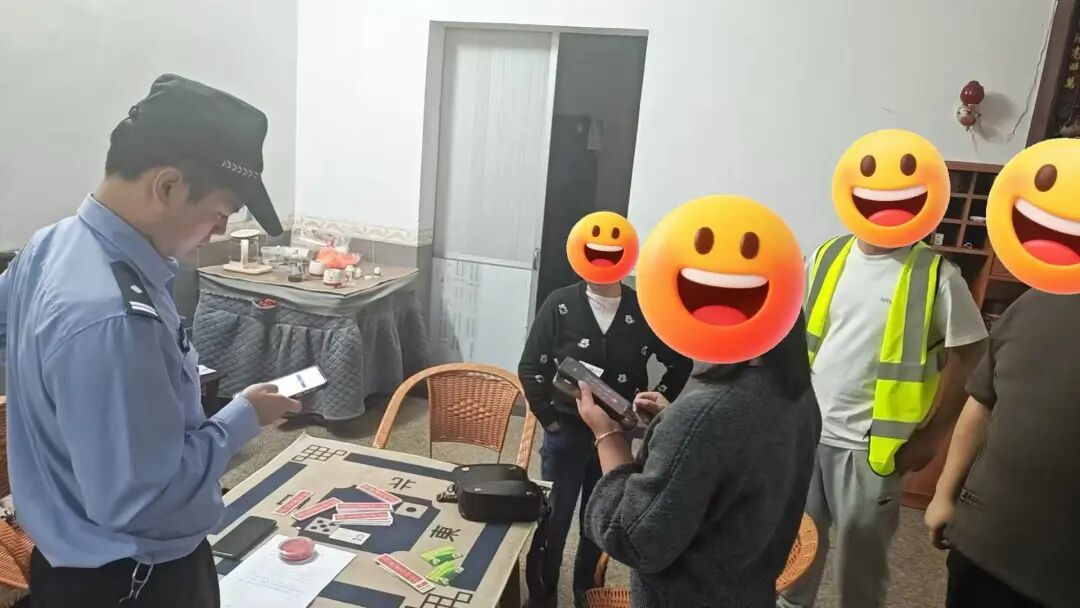 骗子刚得到银行卡密码，民警和女儿冲进了屋