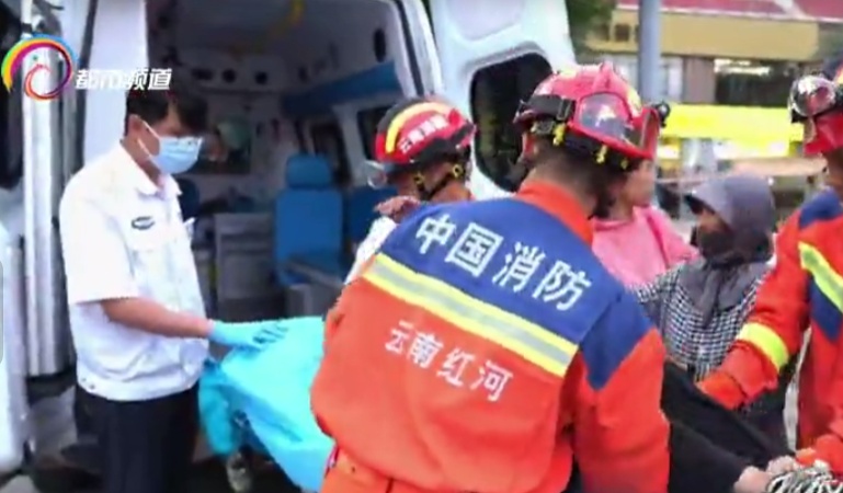 揪心！货车右转酿祸，女子连人带车卡底盘