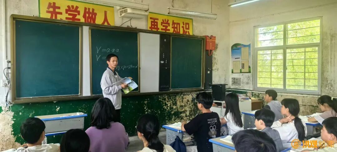 他一件衣服穿了十多年 却为乡村教育捐款十余万元