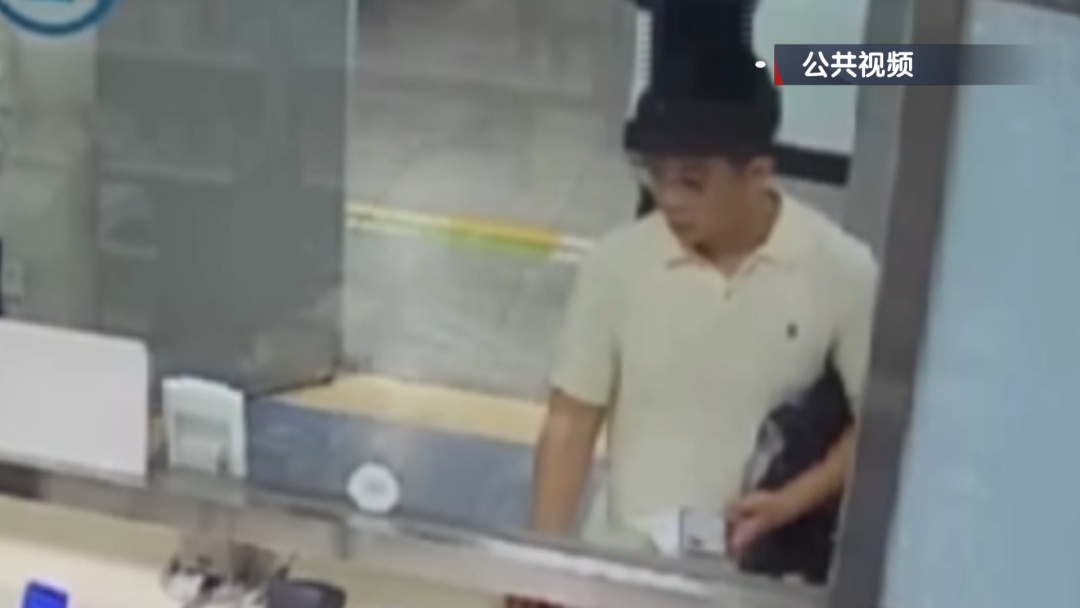 北京突发:老人街头摔倒昏迷 休假民警出手相助 北京突发:老人街头摔倒昏迷 休假民警出手相助