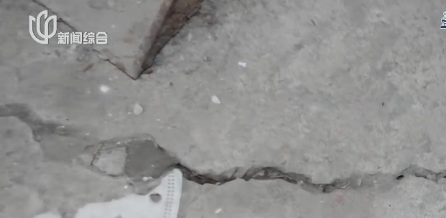 上海这两栋楼地底竟藏暗浜！居民整日提心吊胆……画面触目惊心