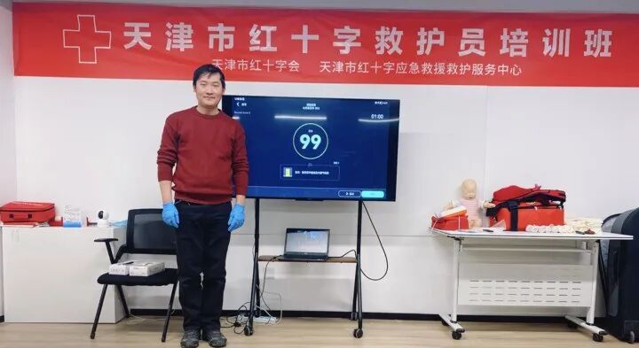 “前面是外卖箱，后面是急救箱”