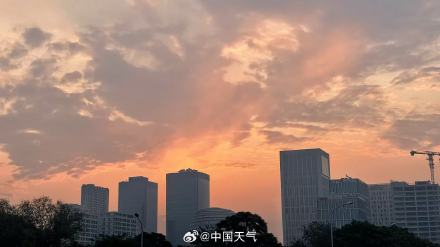 北京薄雾中亮起淡粉朝霞