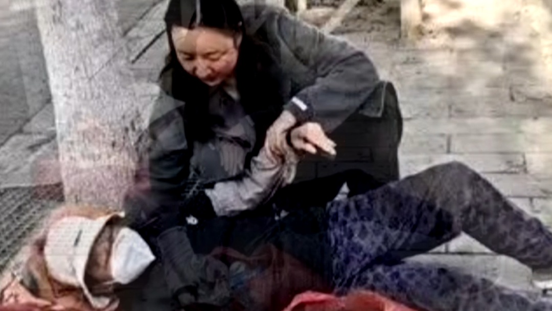 北京突发:老人街头摔倒昏迷 休假民警出手相助 北京突发:老人街头摔倒昏迷 休假民警出手相助