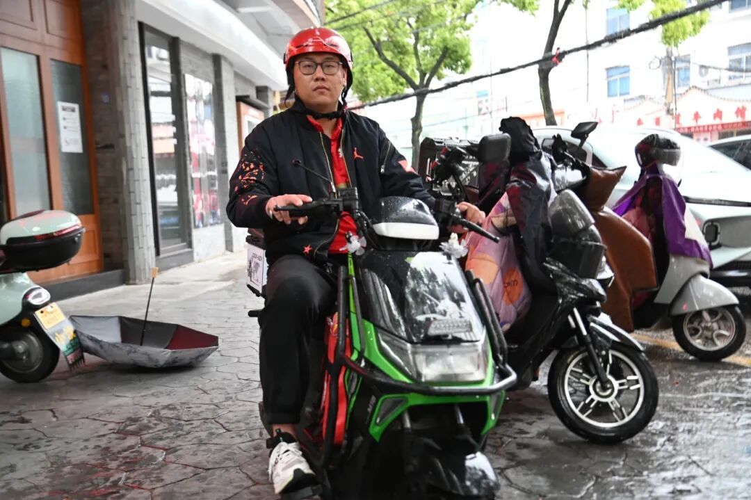 “这单外卖,你自己吃吧……”外卖小哥按下“报警键”,救回一条命 “这单外卖,你自己吃吧……”外卖小哥按下“报警键”,救回一条命