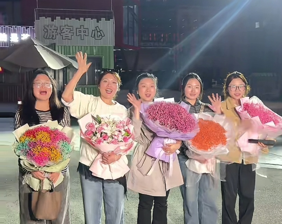 被咸丰人买光8000斤苹果的陕西大叔顺利出院 ,两地互免门票后已有游客互相串门 被咸丰人买光8000斤苹果的陕西大叔顺利出院 ,两地互免门票后已有游客互相串门