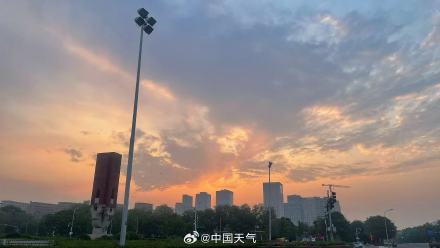 北京薄雾中亮起淡粉朝霞