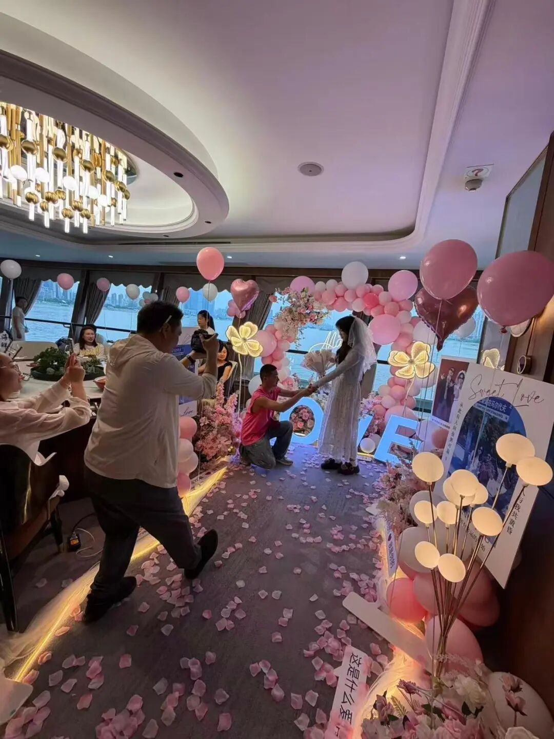 男子花5万元定制长江灯光秀求婚，回应：平时买衣服都舍不得，好不容易遇到对的人