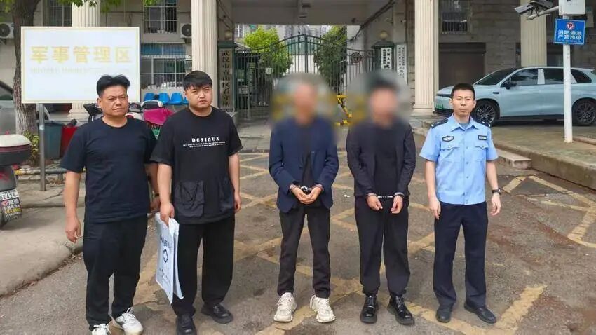 “买真退假”调包52双名牌球鞋，2人均落网