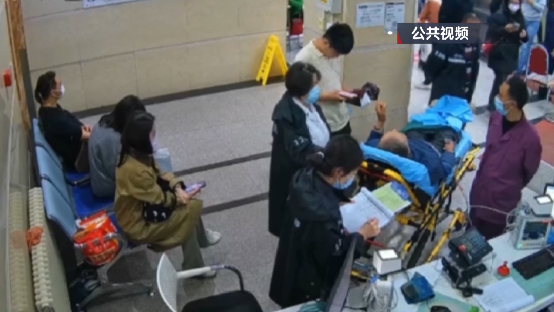 北京突发:老人街头摔倒昏迷 休假民警出手相助 北京突发:老人街头摔倒昏迷 休假民警出手相助