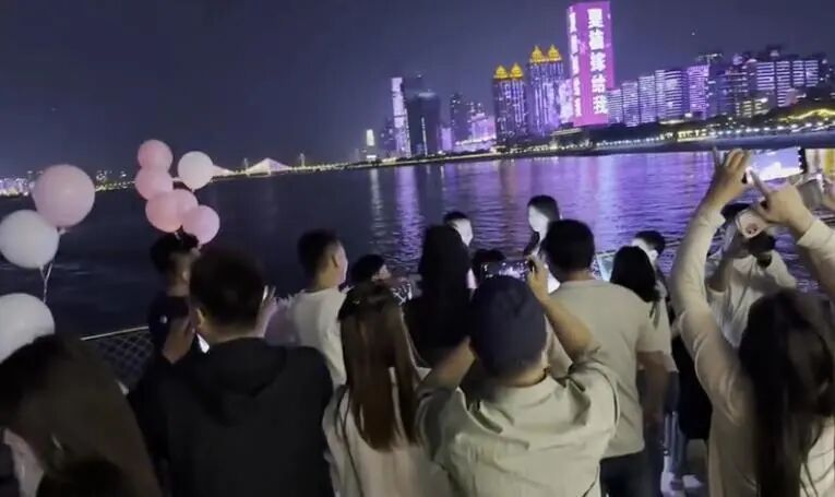 男子花5万元定制长江灯光秀求婚，回应：平时买衣服都舍不得，好不容易遇到对的人