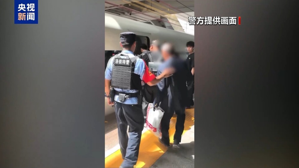 票已售完 爱没缺席 民警暖心助老人购买高铁票乘车出行