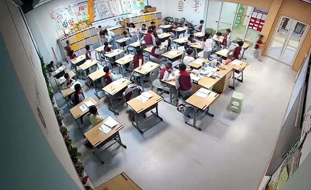 惊魂50秒！学生误吞异物呼吸困难，贵州这两名老师合力救回