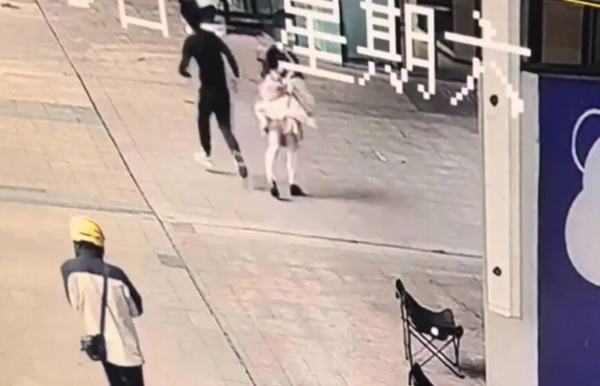 警方通报“男子从背后加速冲撞女子致其摔倒”：张某某（男，15岁）接受调查